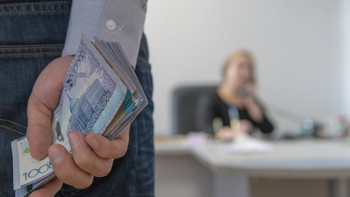 Фотография к новости: Акимы попались на взятке в Туркестанской области: видео