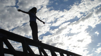 Фотография к новости: Прохожие помогли полицейским спасти девушку от суицида в Атырау