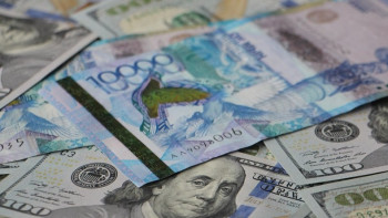 Фотография к новости: Курс доллара составил 370 тенге 