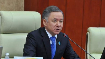 Фотография к новости: Президент поздравил спикера Мажилиса с днём рождения