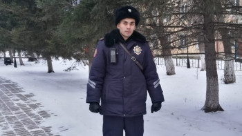 Фотография к новости: В Кокшетау полицейский спас из пожара 7 детей