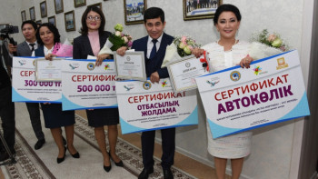 Фотография к новости: Учителю года в Алматы подарили автомобиль