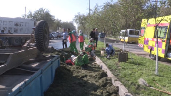 Фотография к новости: Самосвал снёс трактор с прицепом в Шымкенте, есть пострадавшие