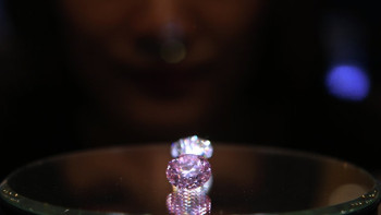 Фотография к новости: Редкий розовый бриллиант продали на аукционе за $50,37 миллиона