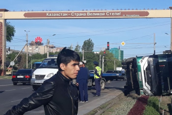 Фотография к новости: Пассажирский автобус перевернулся в Таразе 