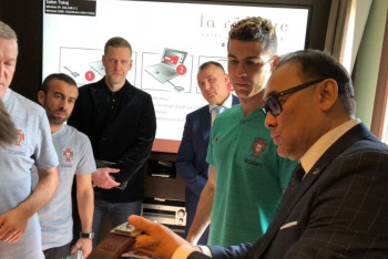 Фотография к новости: Криштиану Роналду подарили казахский чапан