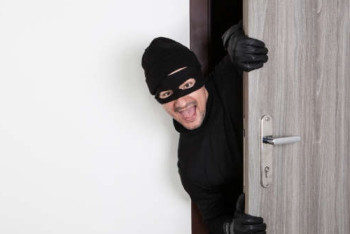 Фотография к новости: Воры не смогли выбраться из квартиры благодаря неравнодушной прохожей 