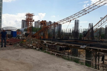 Фотография к новости: Башенный кран упал на стройке в Астане 