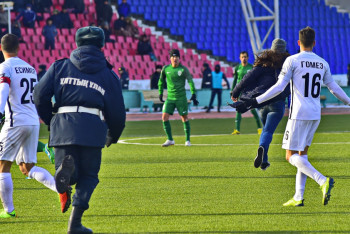 Фотография к новости: Полиция гонялась за болельщицей "Иртыша" по футбольному полю в Павлодаре