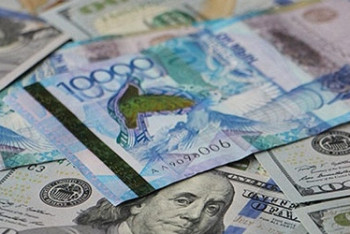 Фотография к новости: Доллар подорожал по отношению к тенге на KASE