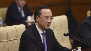 Фотография к новости: Кайрат Абдрахманов предложил дипломатам одеваться во всё казахстанское 