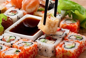 Фотография к новости: Почему важно покупать суши в проверенных местах, рассказали санитарные врачи Казахстана