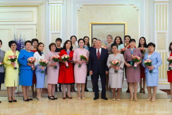 Фотография к новости: Глава государства наградил многодетных матерей нагрудными знаками