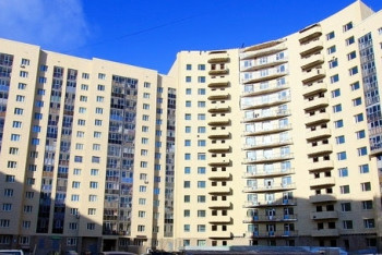 Фотография к новости: Часть облицовки столичного ЖК с высоты обрушилась на припаркованный автомобиль