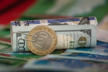 Фотография к новости: Курс доллара составил 377 тенге 