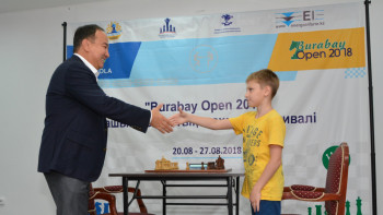 Фотография к новости: Шахматной партией с юным чемпионом открыл Малик Мурзалин фестиваль Burabay Open-2018