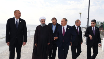 Фотография к новости: Главы прикаспийских стран выпустили 500 осетровых рыб в естественную среду в Актау