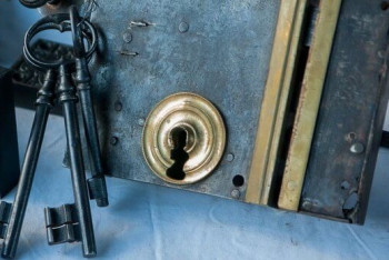 Фотография к новости: Метками на дверях своих квартир напуганы столичные жители