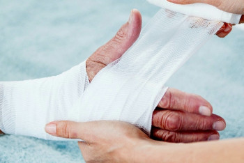 Фотография к новости: Спасал детей - отец акмолинского учителя, получившего ожоги при ремонте школы