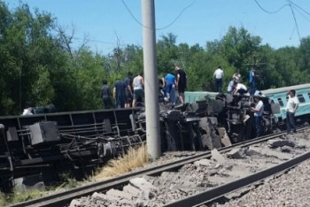 Фотография к новости: Умер подросток, 11 человек пострадали - Генпрокуратура о ЧП с поездом в Жамбылской области 