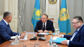 Фотография к новости: Вы ведёте реальную работу - Нурсултан Назарбаев Азату Перуашеву