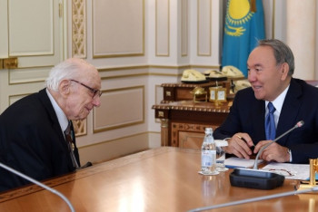 Фотография к новости: Назарбаев Померанцеву: прожитая Вами жизнь – подвиг