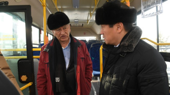 Фотография к новости: Байбек осмотрел новые 12-метровые  автобусы с системой наклона кузова 