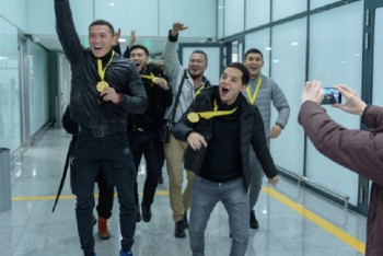 Фотография к новости: Победителей высшей лиги КВН-2017 встретили в аэропорту Астаны