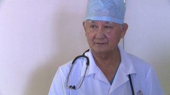 Фотография к новости: Любит, как русский, уважает, как казах: анастезиолог из Кокшетау в 82 года спасает жизни детей