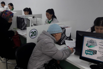 Фотография к новости: Депутаты Мажилиса посетили "умный" ЦОН