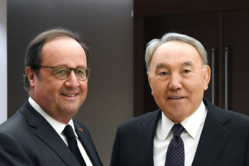 Фотография к новости: Назарбаев поблагодарил Олланда за участие в АЭФ 