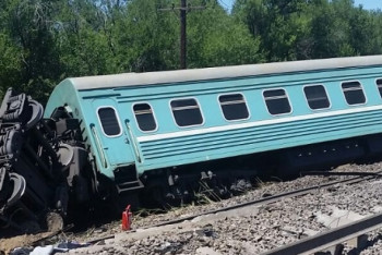 Фотография к новости: Медицинская и психологическая помощь оказывается пассажирам сошедшего с рельс поезда 