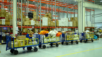 Фотография к новости: Аскар Жумагалиев посмотрел, как работает первый фулфилмент-центр "Казпочты" 