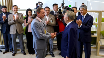 Фотография к новости: Назарбаев вручил Колядину мотоцикл Harley Davidson 