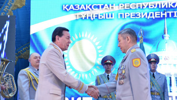 Фотография к новости: Касымов наградил около 800 полицейских в честь Дня Первого Президента