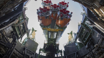 Фотография к новости: Ракету-носитель готовят к запуску с Байконура