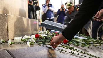 Фотография к новости: В Алматы возложили цветы к Монументу Независимости