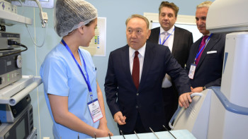 Фотография к новости: Нурсултану Назарбаеву показали первый в Казахстане центр роботизированной хирургии