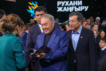 Фотография к новости: Мужчины ревнуют еще рано либо уже поздно – Телерадиокомплекс Назарбаева опубликовал архивные цитаты