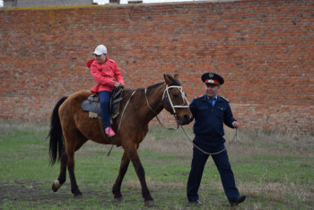 Фотография к новости: Акцию для детей с животными-лекарями провели полицейские Акмолинской области 