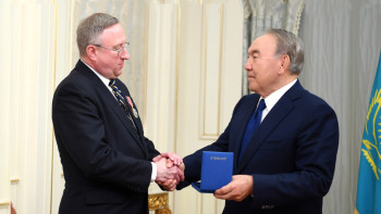 Фотография к новости: Орден "Достық" вручил Назарбаев послу США 