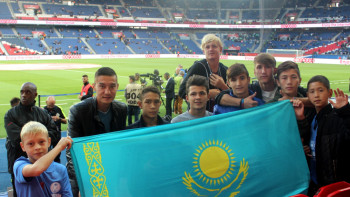 Фотография к новости: Воспитанники семейского детдома приехали в Париж поболеть за Неймара 