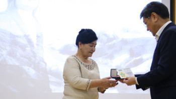 Фотография к новости: Матери Батырхана Шукенова вручили памятную медаль сына