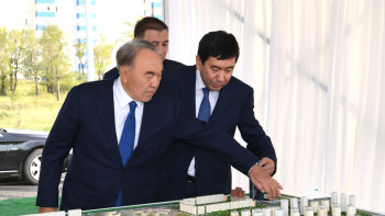 Фотография к новости: Назарбаев осмотрел застройку нового центра Караганды