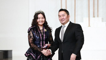 Фотография к новости: Известная девочка-беркутчи награждена Орденом Полярной звезды