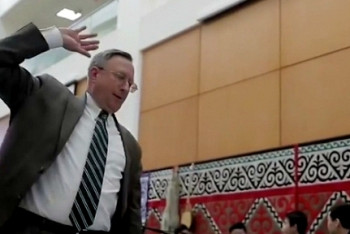 Фотография к новости: Кара жорга станцевал посол США 