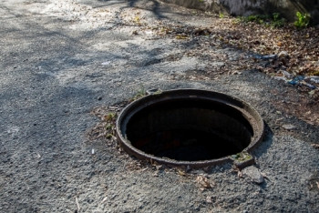 Фотография к новости: Сенатор обеспокоен количеством краж канализационных люков и парадных дверей