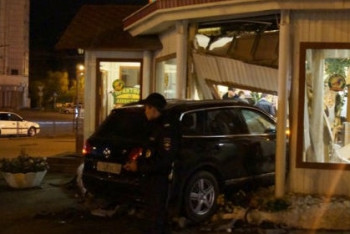 Фотография к новости: Автомобиль без водителя разнёс кафе в Таразе: владелец понёс наказание