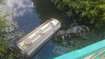 Фотография к новости: Бензовоз слетел с моста в Западно-Казахстанской области