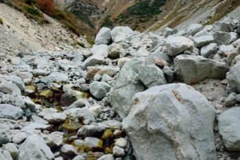 Фотография к новости: Казахстанские туристы попали под камнепад в Кыргызстане, один погиб